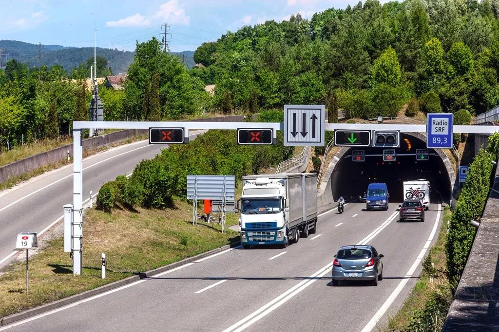 cholfirst隧道入口处的标志架配有动态交通控制系统