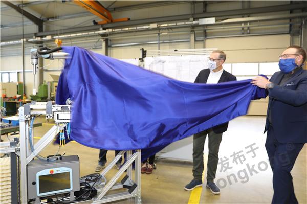 揭幕第5万台UR协作机器人.jpg 揭幕第5万台UR协作机器人.jpg