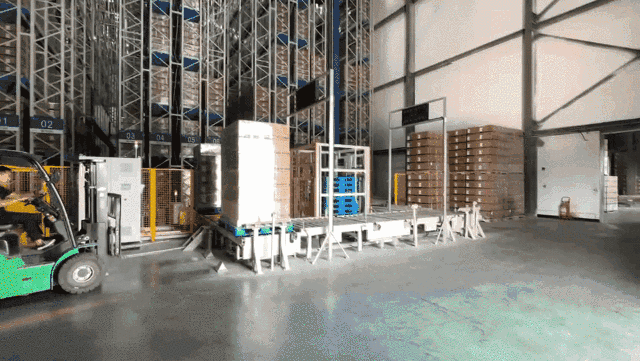 6- Forklift delivery + empty pallet stacking.gif