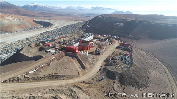 矿山运营商将从1300公里外的圣地亚哥办事处监控安第斯山脉的金银矿.JPG