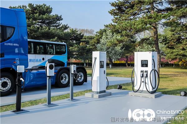 ABB展示了一系列面向多种场景需求的电动汽车充电解决方案.jpg