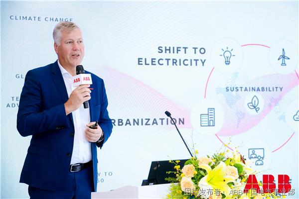 ABB集团电气全球总裁马腾（Morten Wierod ）进行主题演讲.jpg