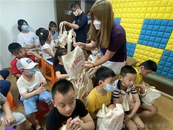 讓流動兒童在上海有家的感覺！C小C探訪公益組織“太陽花”