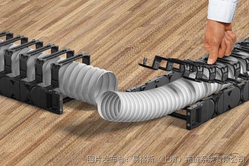 易格斯 E4Q拖链新增拓展横杆，用于安全引导大尺寸软管
