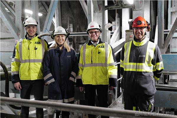从左至右： Björn Jonsson (ABB)、Jenny Greberg (LKAB)、Peter Terwiesch (ABB)、Jan Moström (LKAB)。图片来源：ABB.jpg