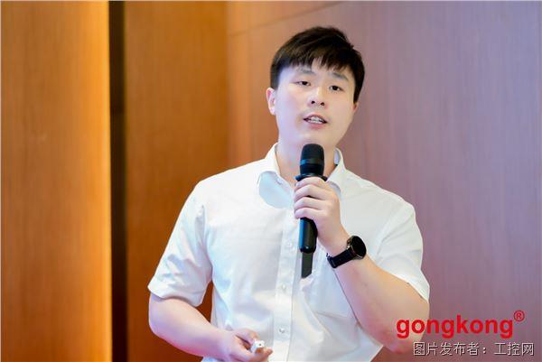 菲尼克斯-演讲.jpg