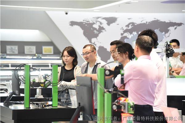 观摩6.jpg