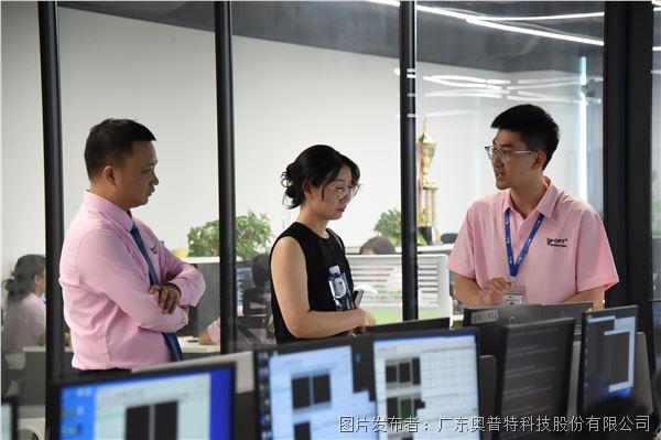 观摩7.jpg