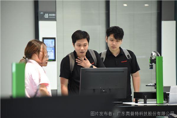 观摩1.jpg