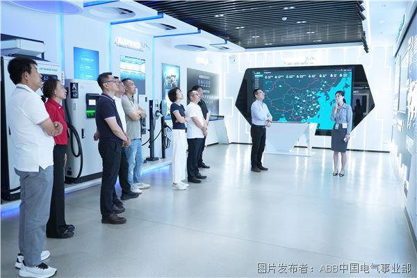 展厅参观.jpg