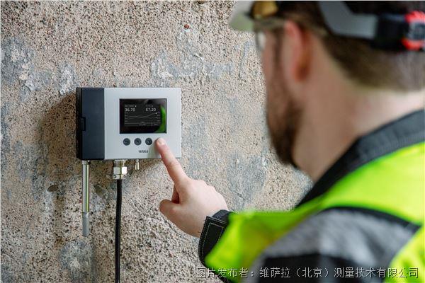 HMT370EX_on_the_wall_and_an_engineer_RGB_300dpi_0700.jpg HMT370EX_on_the_wall_and_an_engineer_RGB_300dpi_0700.jpg